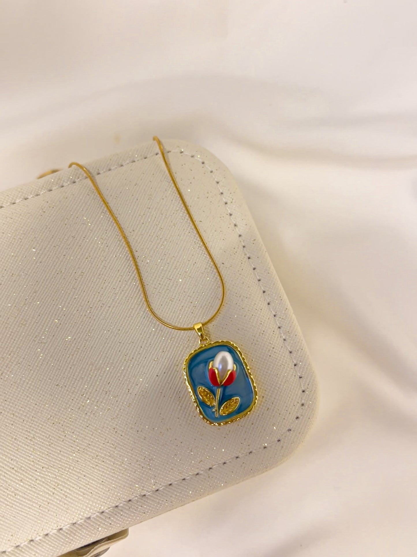 Flurel Mose Pendant Necklace